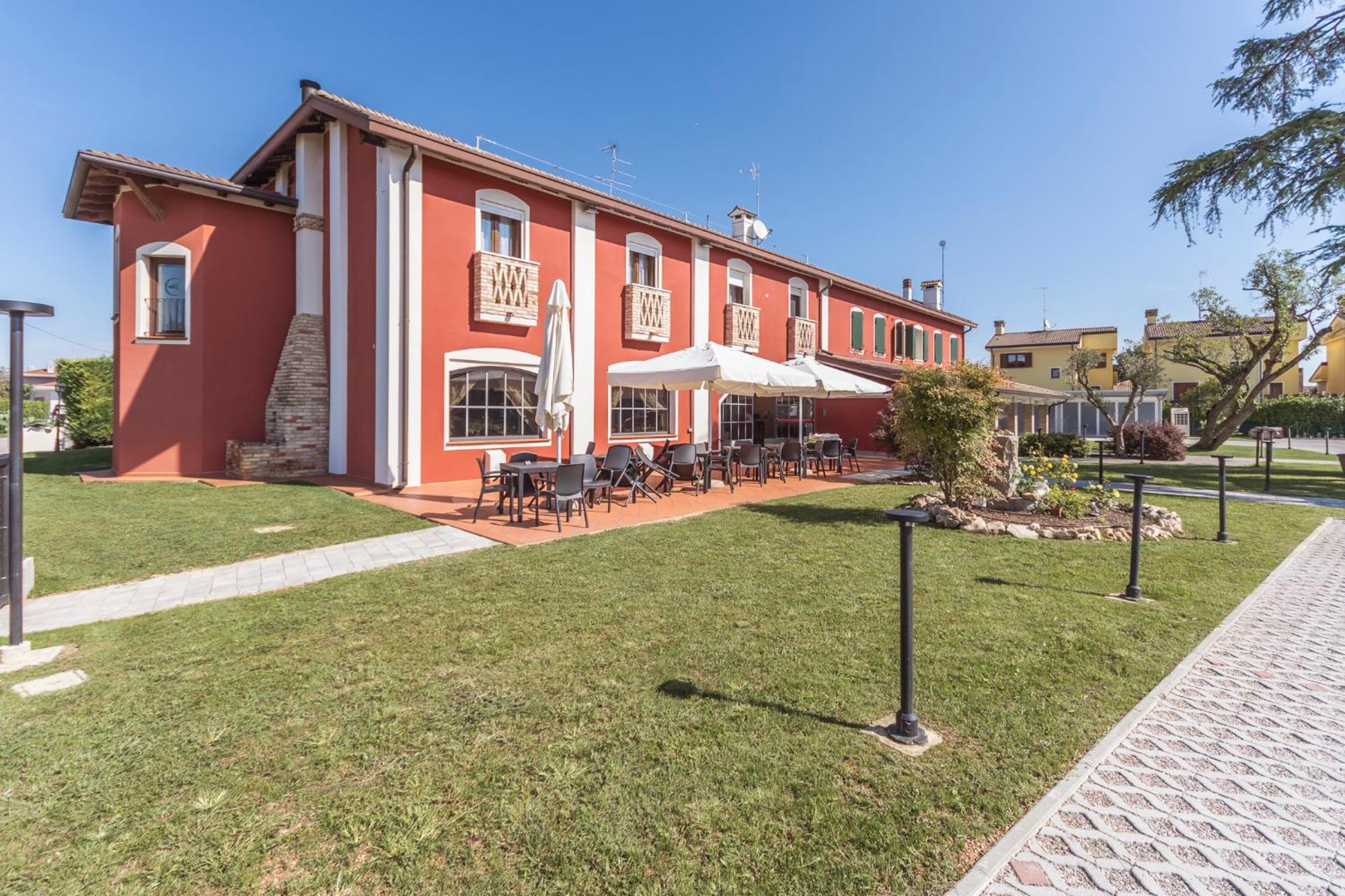 Hotel Residence - Il Giardino Del Cigno Latisana Exterior foto